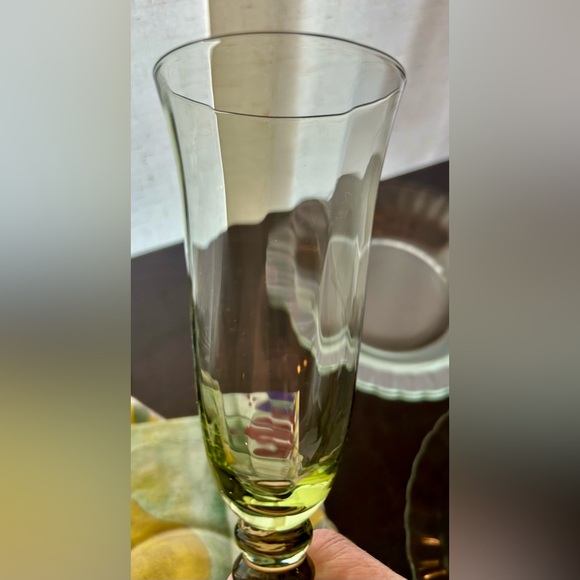 Set of 4 vintage, green glass, champagne flutes. 9.25” - Picture 5 of 14